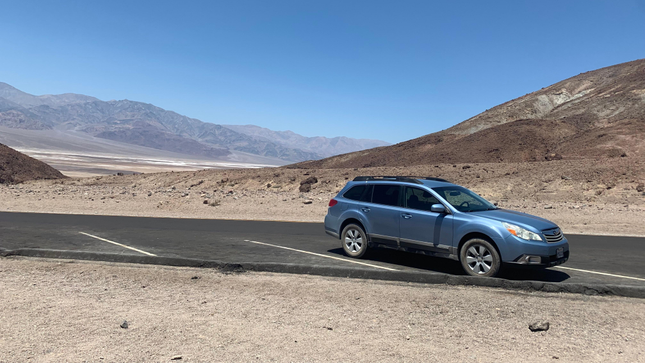 Een foto van de Subaru Outback van mijn moeder uit 2010 in Death Valley